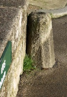 La stele gauloise de l' entrée des sites sur la chaussée du pont du Chaos.