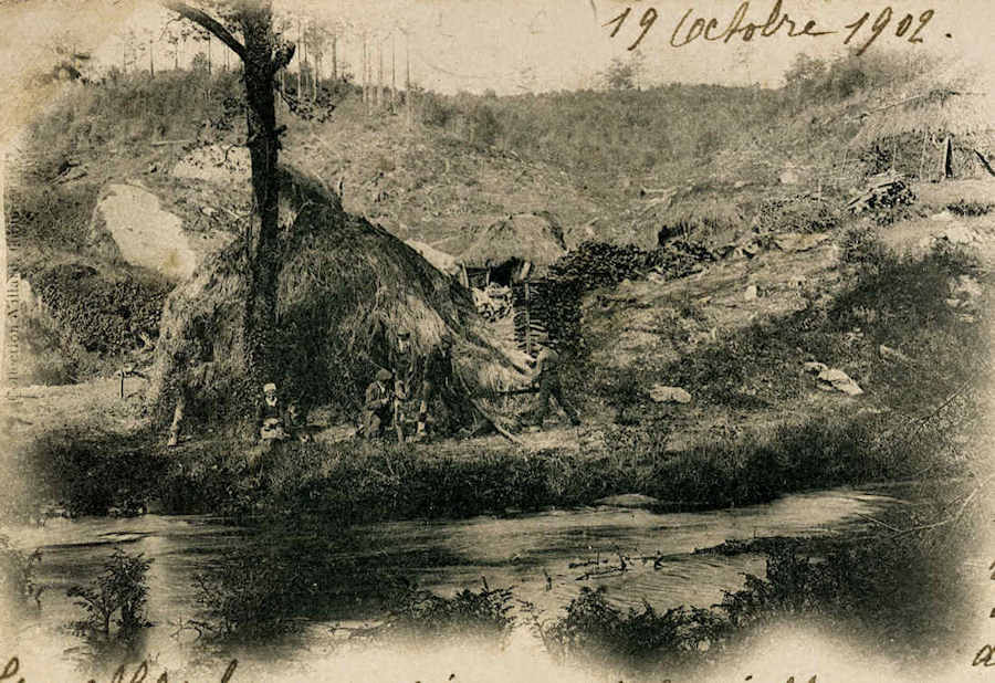Un campement de sabotiers et de bûcherons sur la rivière d' Argent. colllection personnelle.